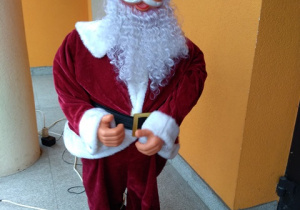 Śpiewający Mikołaj witający dzieci przy wejściu do przedszkola