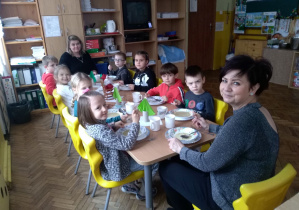 Dzieci z grupy VI z paniami podczas wigilijnego obiadu