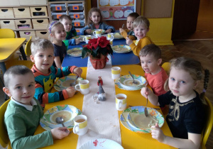 dzieci z grupy III podczas wigilijnego obiadu