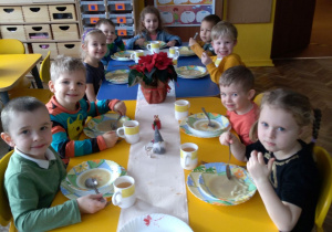 Dzieci z grupy III podczas wigilijnego obiadu