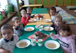 Dzieci z grupy II podczas wigilijnego obiadu