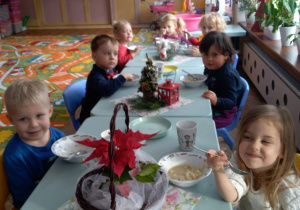 Dzieci z grupy I podczas wigilijnego obiadu