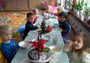 dzieci z grupy I podczas wigilijnego obiadu