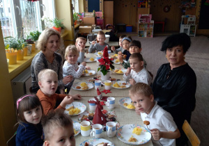 Dzieci z grupy IV z paniami podczas wigilijnego obiadu