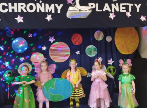 Pięć dziewczynek podczas występu