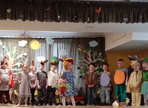 Dzieci na scenie podczas występów