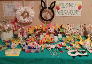 Stół z wielkanocnymi pracami