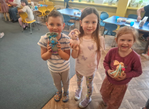 Troje dzieci trzyma w rękach zrobionego zajączka