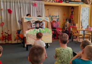 Dwoje rodziców trzyma sylwety do teatrzyku