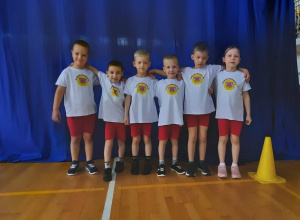 Sześcioro dzieci reprezentujących nasze przedszkole