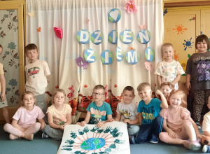 Dzieci z pracą plastyczną - Ziemia w naszych rękach