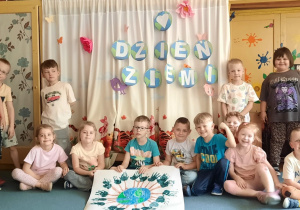 Dzieci z pracą plastyczną - Ziemia w naszych rękach