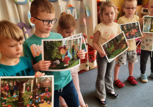 Kikoro dzieci trzyma obrazki - zachowania w lesie
