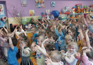 Dzieci podczas koncertu poruszają się do muzyki