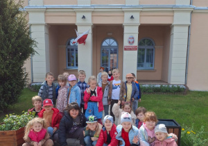 Dzieci przed budynkiem szkoły muzycznej