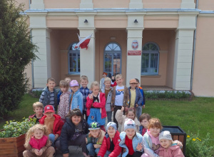 Dzieci przed budynkiem szkoły muzycznej