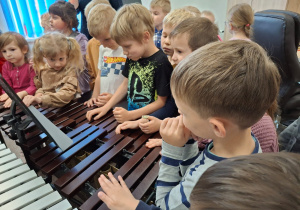 dzieci oglądają organy