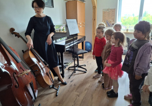 Nauczycielka pokazuje dzieciom instrumenty