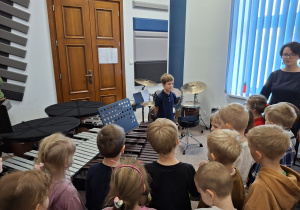 Nauczycielka pokazuje dzieciom instrumenty