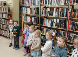 Dzieci stoją w bibliotece