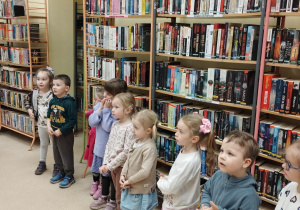 Dzieci stoją w bibliotece