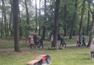 Chłopiec idzie na czorakach w tunelu z kartonu