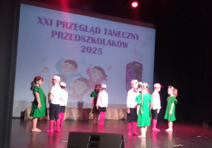 Dzieci stoją w parach na scenie