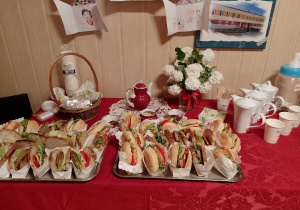 Stół z herbatmi i kanapkami