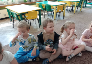 Kikoro dzieci pije herbatę