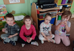Kikoro dzieci pije herbatę