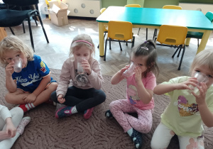 Kikoro dzieci pije herbatę