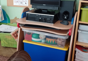 Dzieci oglądają film edukacyjny o herbacie