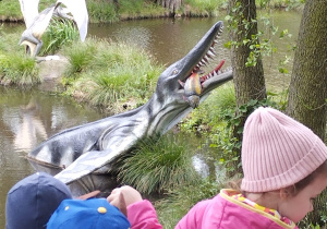 Dinozaur wychodzący z wody