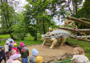 Dzieci przy figurach dinozaurów