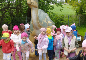 Dzieci przy figurze dinozaura