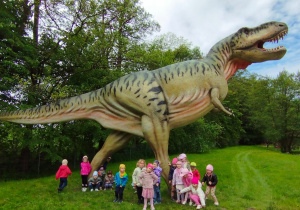 Dzieci przy figurze dinozaura