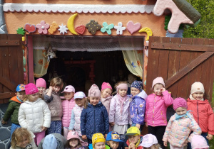 Dzieci przy domku Baby Jagi