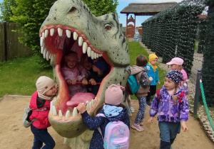 Dzieci przy figurze dinozaura