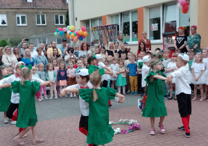 Dzieci z gruppy Świetliki tańczą tango