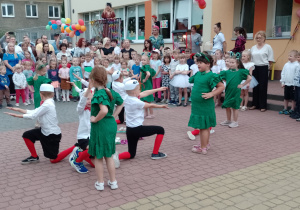 Dzieci z gruppy Świetliki tańczą tango