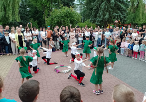 Dzieci z gruppy Świetliki tańczą tango