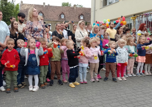 Dzieci na placu przedszkolnym podczas występów
