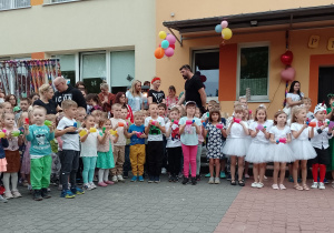 Dzieci na placu przedszkolnym podczas występów