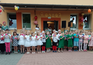 Dzieci na placu przedszkolnym podczas występów