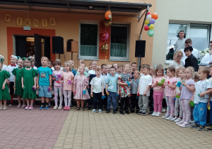 Dzieci na placu przedszkolnym podczas występów
