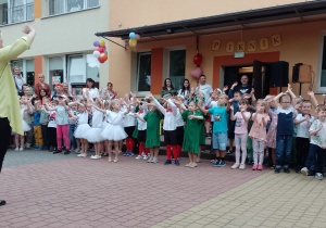 Pani Iwona i dzieci podczas występów