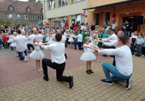 Tatusiowie z córkami podczas tańca