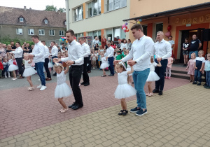 Tatusiowie z córkami podczas tańca