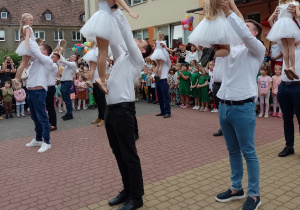 Tatusiowie z córkami podczas tańca