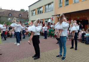Tatusiowie z córkami podczas tańca